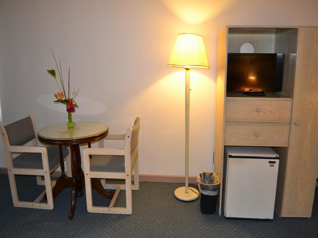 West Plaza Desekel Hotell Koror Exteriör bild
