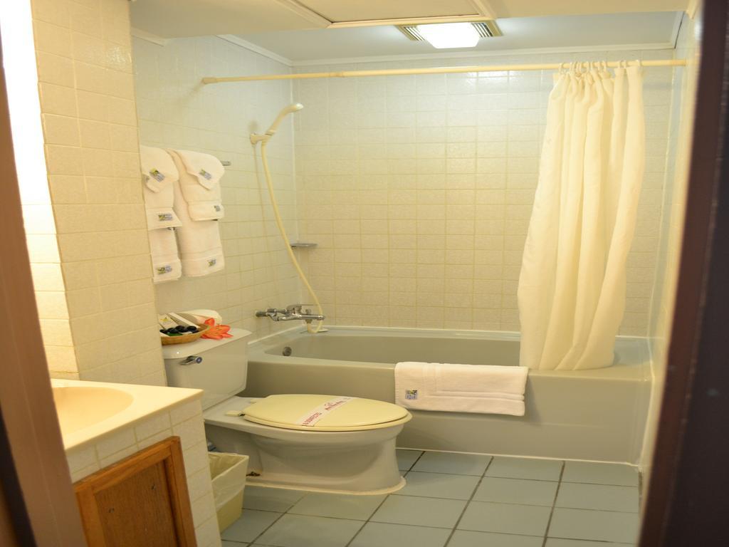 West Plaza Desekel Hotell Koror Exteriör bild