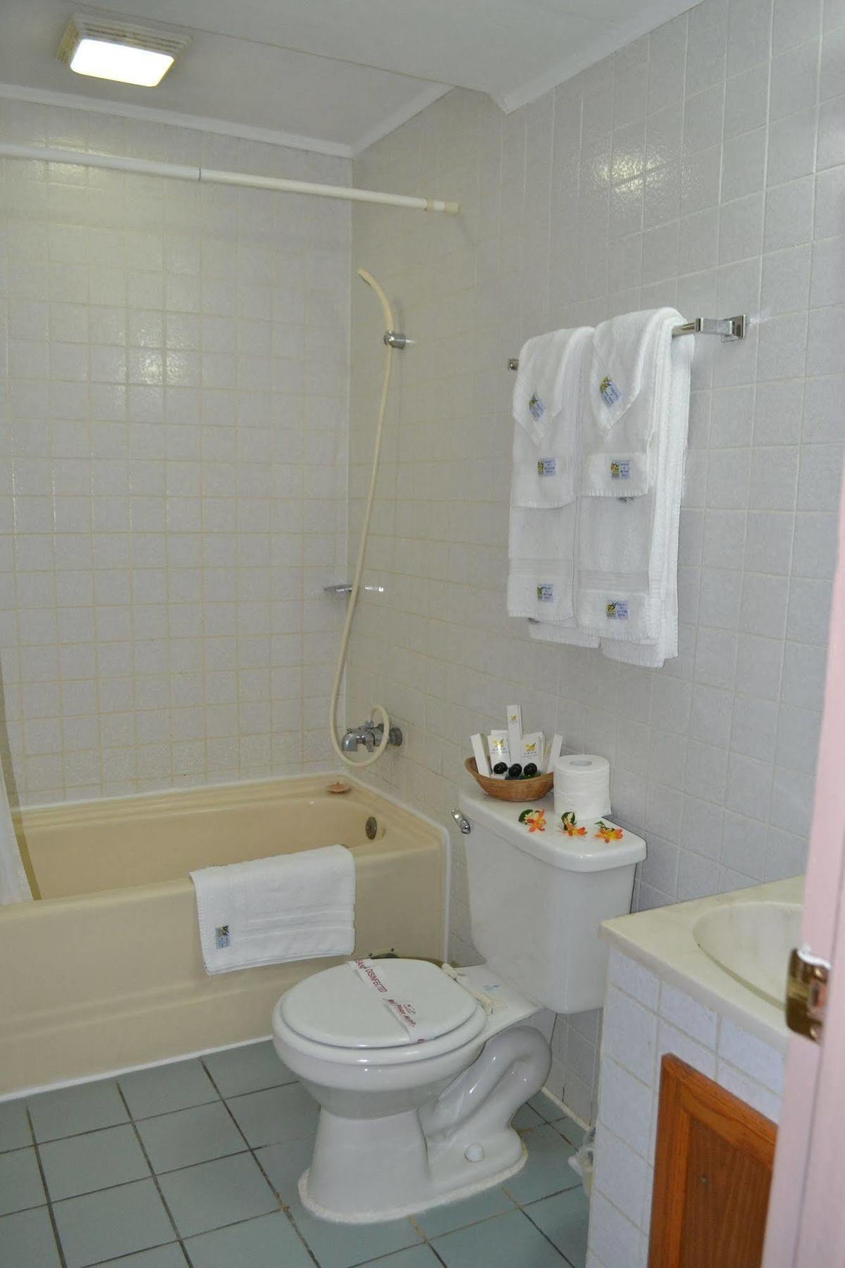West Plaza Desekel Hotell Koror Exteriör bild